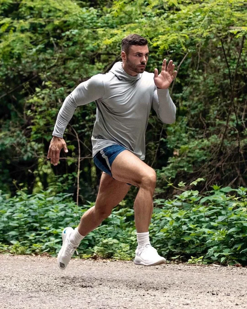Sprint trening: trkač u sprintu tokom intervalnog treninga